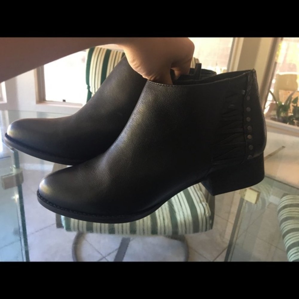 LOW ANKLE BLACK BOOTIES